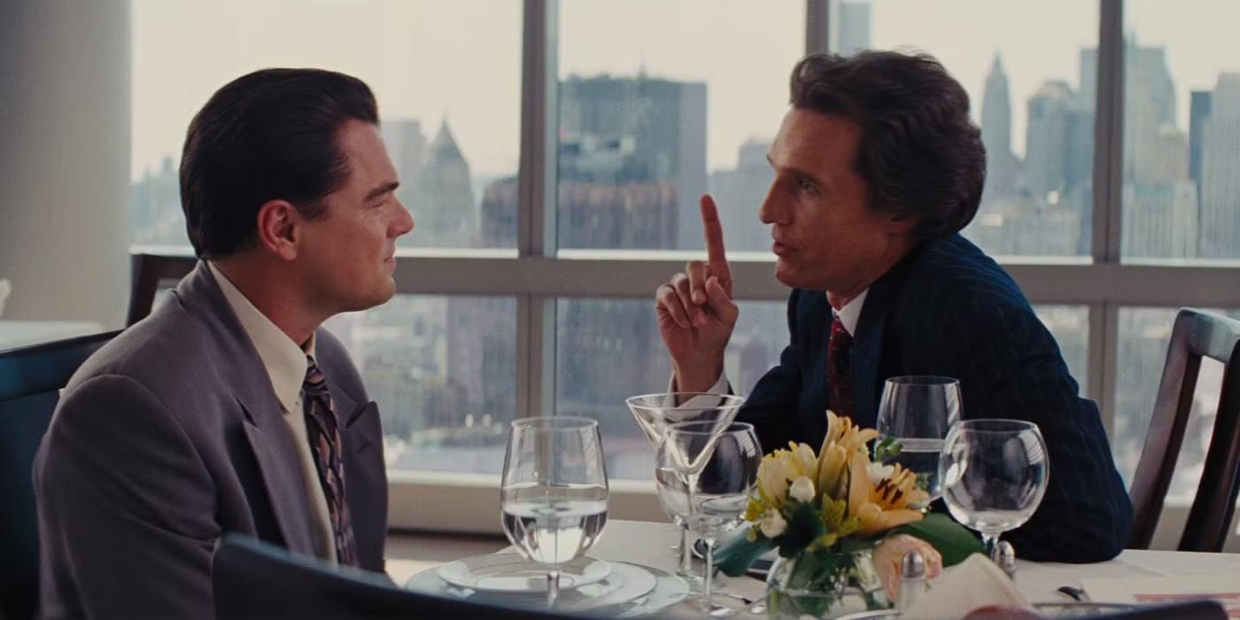 جردن و مارک در حال صحبت پشت میز در The Wolf of Wall Street - کودکان و The Wolf of Wall Street