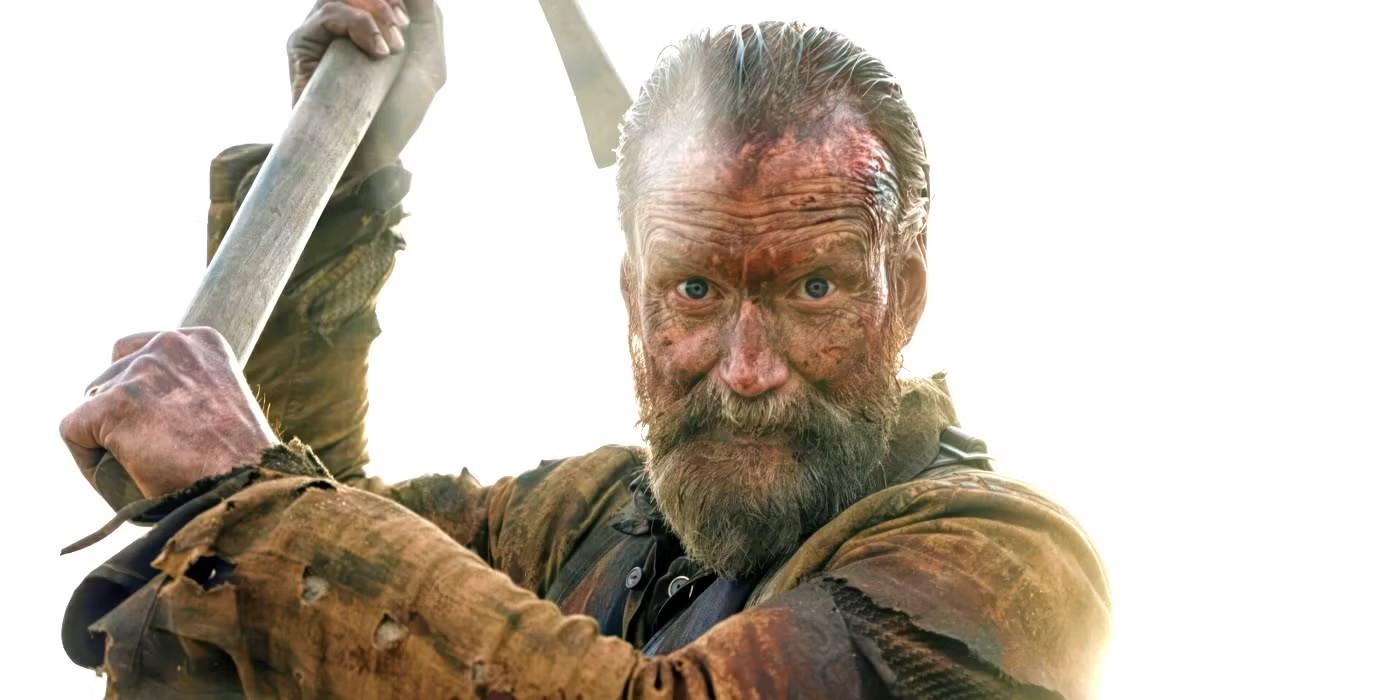 یورما تومیلا در نقش آتامی کورپی در حال بلند کردن کلنگ در فیلم Sisu: Road to Revenge امتیاز Rotten Tomatoes