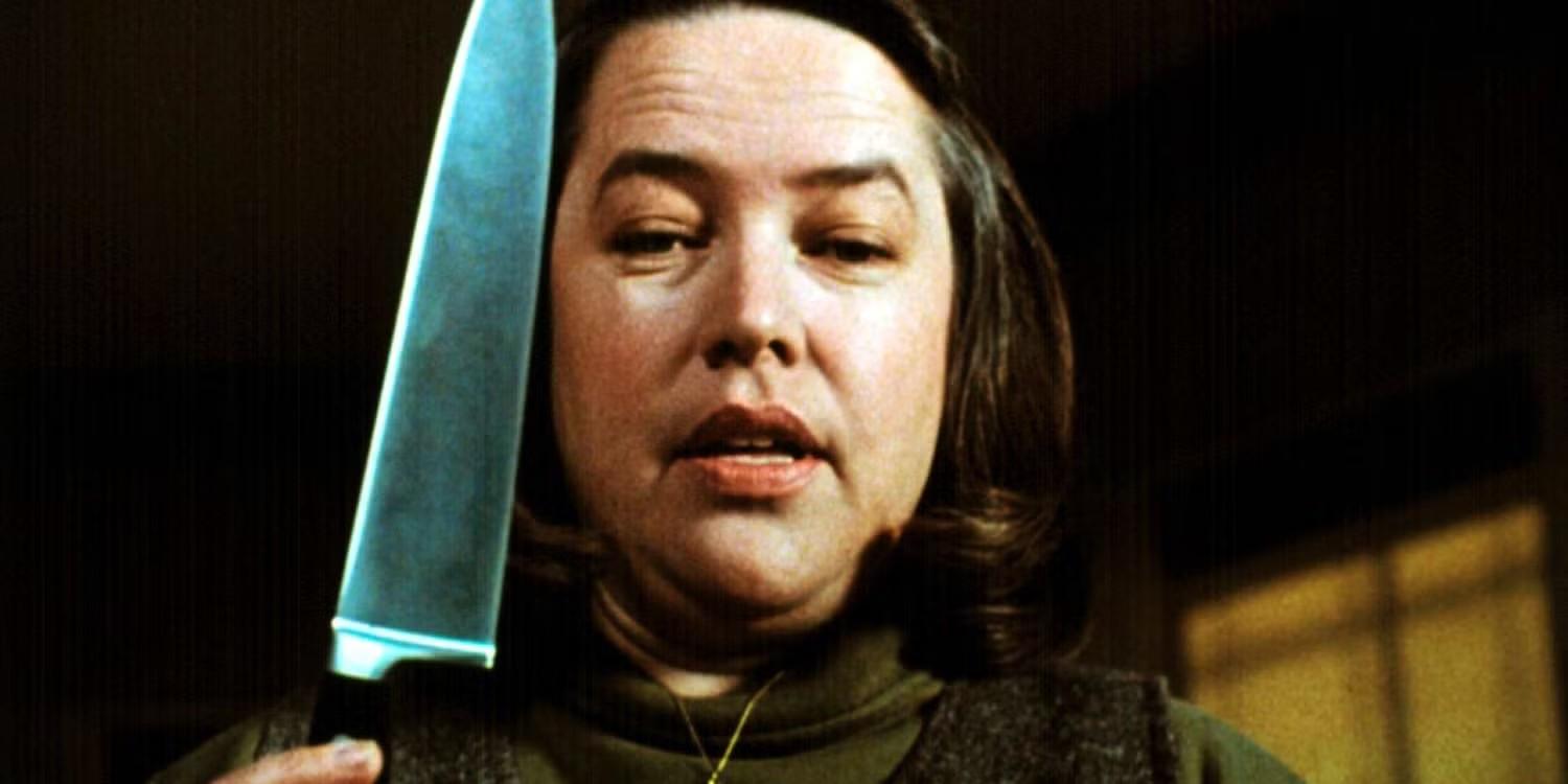 Kathy Bates در نقش Annie Wilkes در حال نگه داشتن چاقو در Misery. Stephen King: Misery بهتر از کتاب