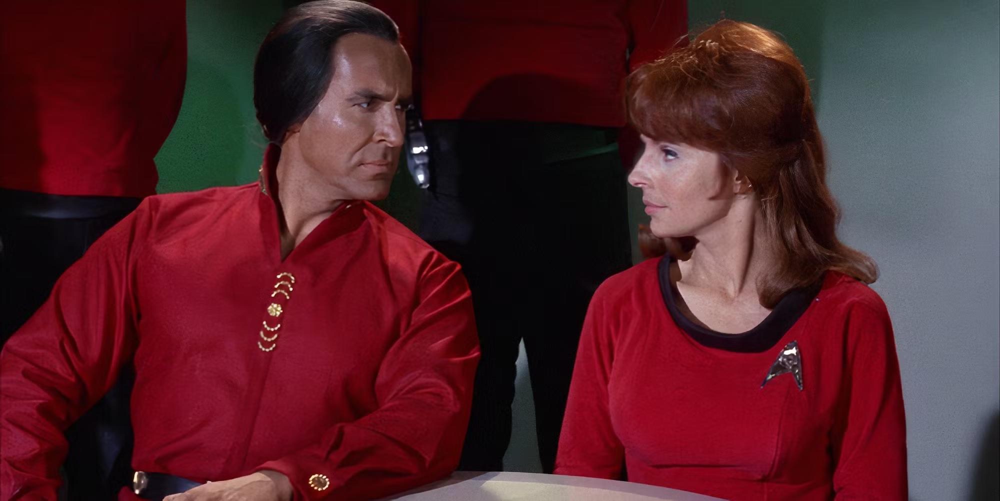 Star Trek: Khan دیدگاه مارلا: خان به مارلا در Star Trek نگاه می کند