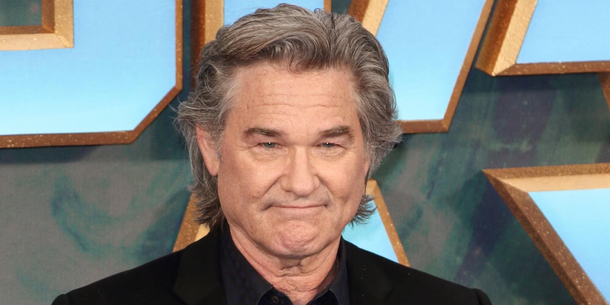 Kurt Russell در The Madison - کِرت راسل در یک رویداد فرش قرمز با لبخندی ملیح به جلو نگاه می کند