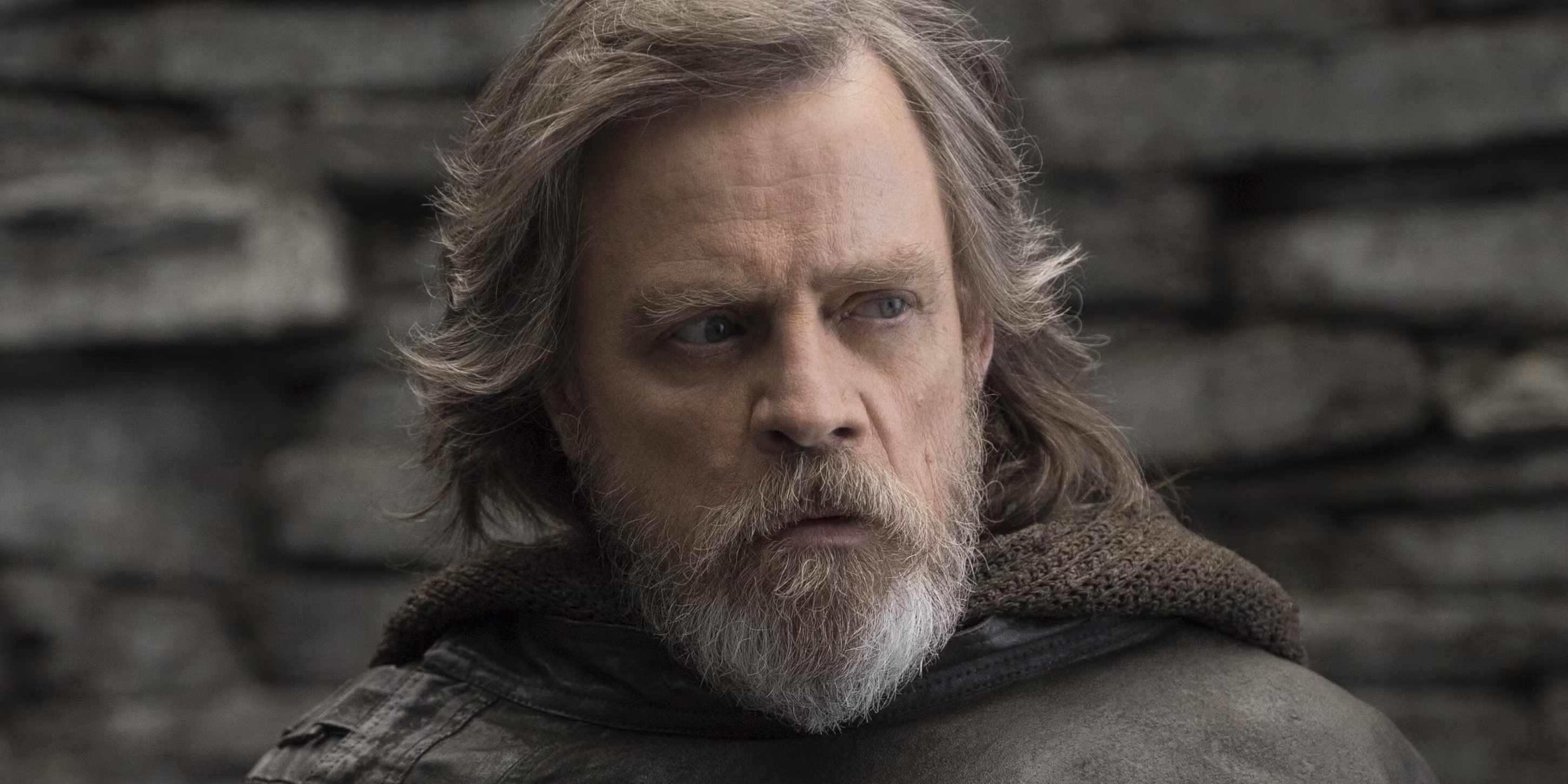 سخنان حکیمانه جدای: لوک اسکای واکر با جدیت در The Last Jedi نگاه می کند.