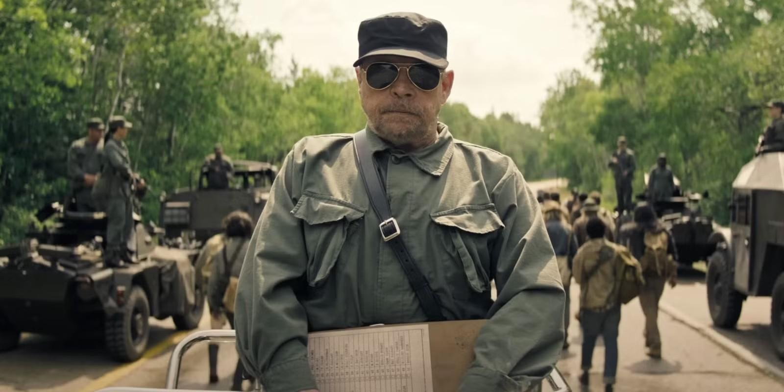 معنی The Long Walk با The Major: Mark Hamill در The Long Walk ایستاده است