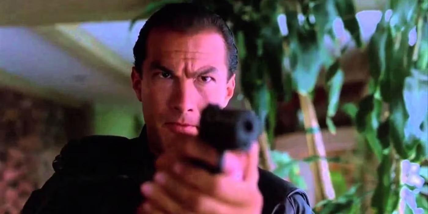 Steven Seagal در نقش میسون در حال نشانه گرفتن اسلحه به سمت کسی در Hard to Kill، بخشی از Steven Seagal خشن ترین صحنه ها.