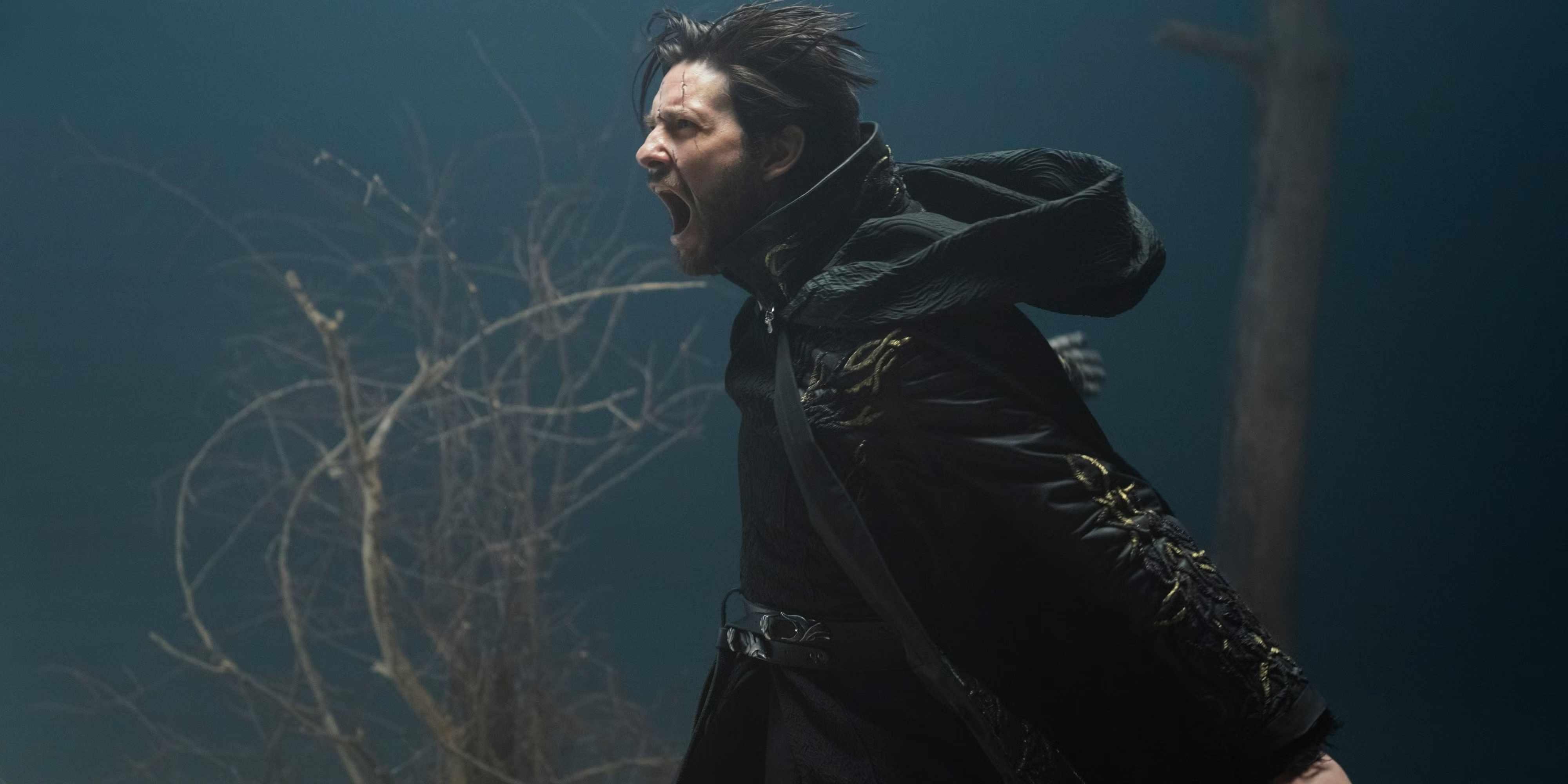 تصویری تهدیدآمیز از بن بارنز (Ben Barnes) در نقش ژنرال کیریگان که با تمام وجودش در Shadow and Bone فریاد می زند، برجسته کننده تفاوت جادوی The Witcher و Shadow and Bone.