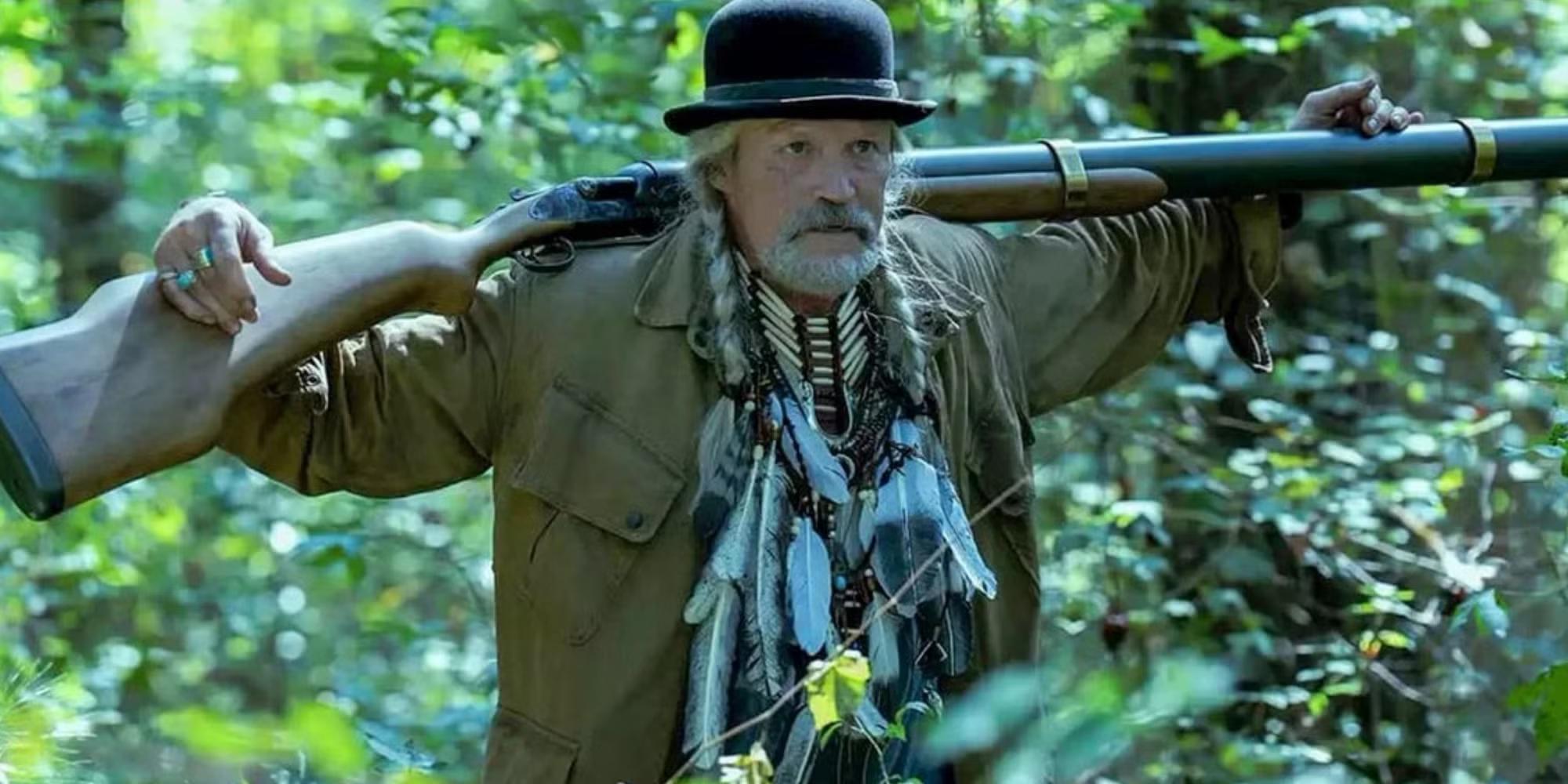 Michael Rooker در Peacemaker Season 2 اسلحه ای روی شانه هایش حمل می کند، شبیه جوکر جدید پیس میکر