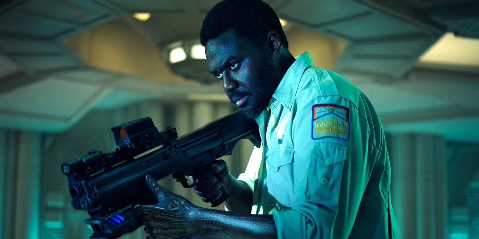 بابو سیسای (Babou Ceesay) در نقش مارو (Morrow) در حال نگه داشتن اسلحه در Alien: Earth و حقایق جدید Xenomorphs