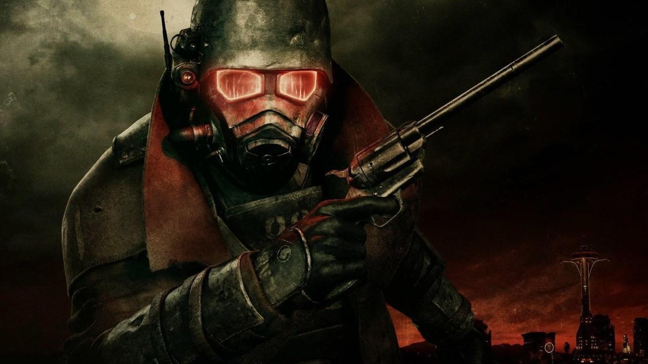 An NCR ranger holding a gun in Fallout New Vegas, یکی از بهترین بازی های RPG.