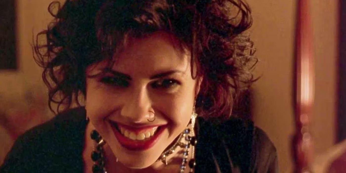 بهترین فیلم های ترسناک دهه 90: Nancy (Fairuza Balk) با لبخند به کسی در The Craft نگاه می کند.