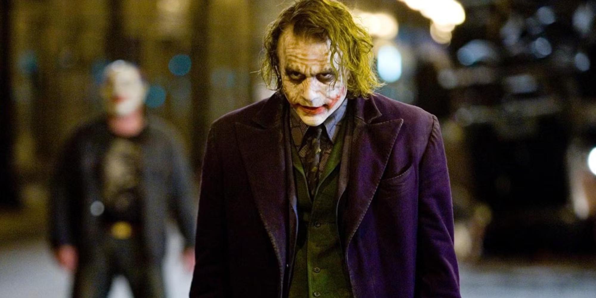 هیث لجر با گریم و لباس کامل Joker در خیابان های شهر گاتهام در The Dark Knight، یکی از بهترین کاراکترهای منفی Batman
