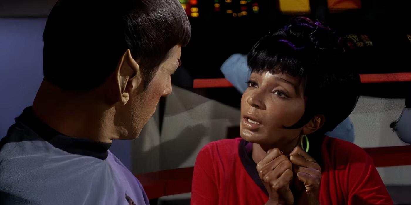 نیشل نیکولز در نقش اوهورا در حال صحبت با اسپاک (با بازی لئونارد نیموی) در Star Trek؛ پرونده خطای پزشکی مرگ Star Trek بازیگر.