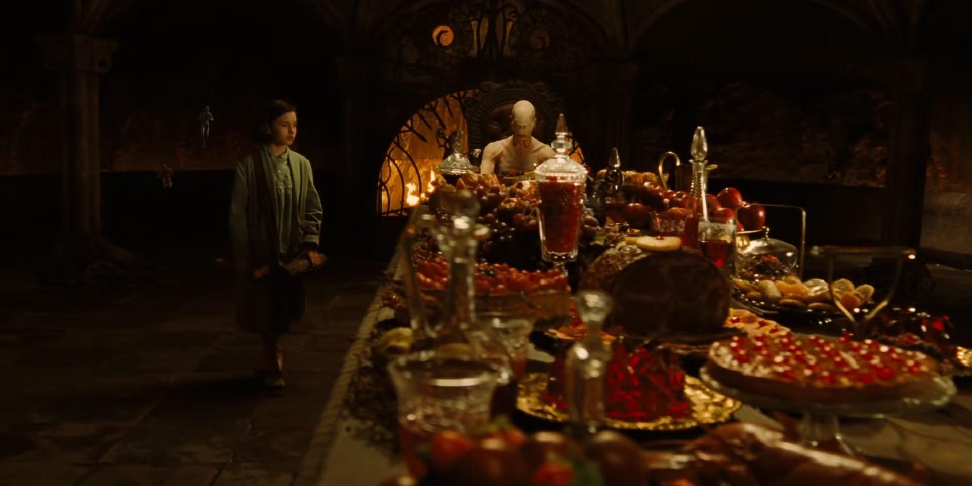 افلیا در حال قدم زدن دور میز ضیافت در Pan's Labyrinth، بهترین فیلم فانتزی تماشای چندباره