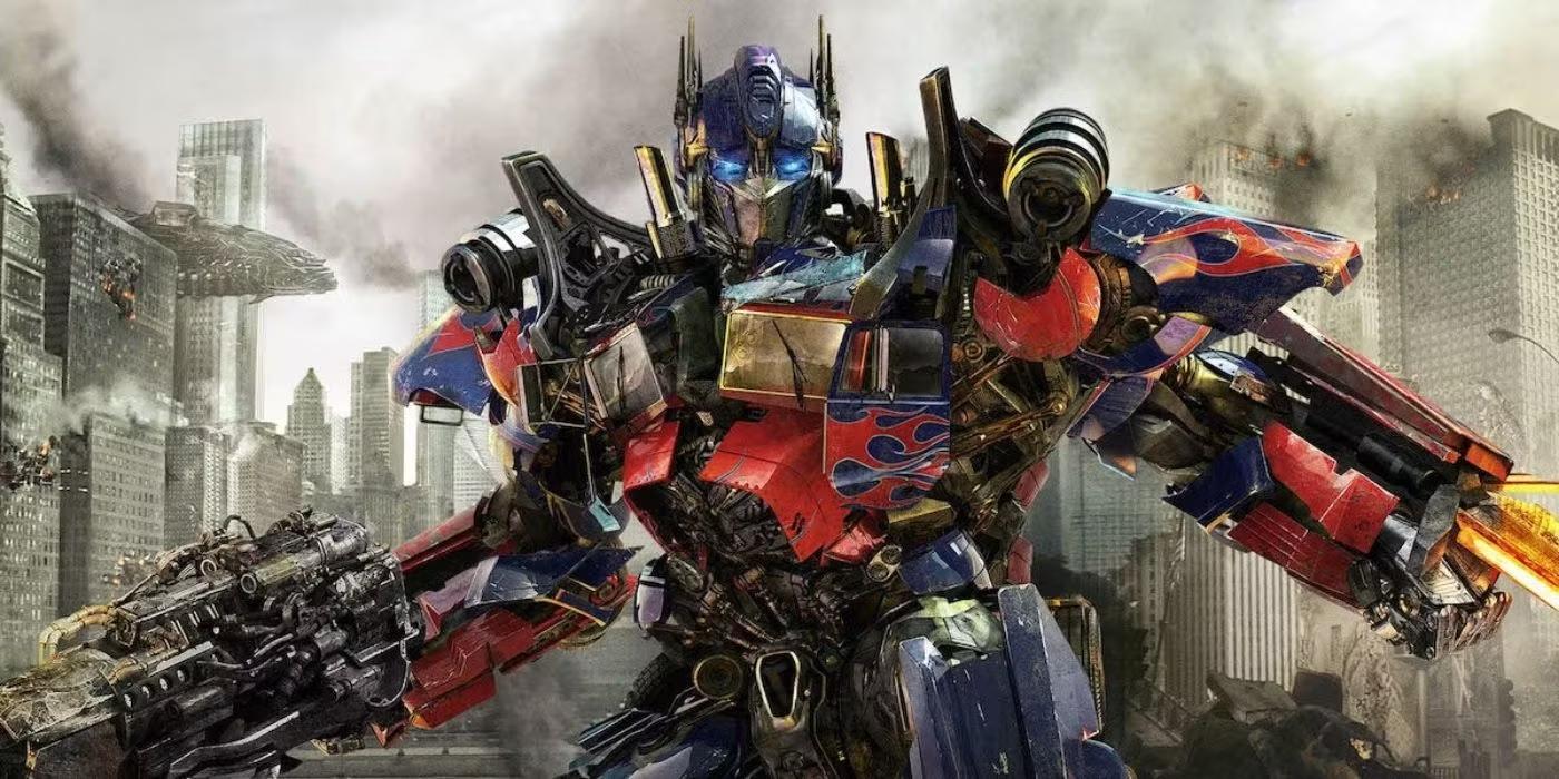 نکات مثبت دنباله های Transformers: Optimus Prime با سلاح های کشیده در Transformers Dark of the Moon ایستاده است