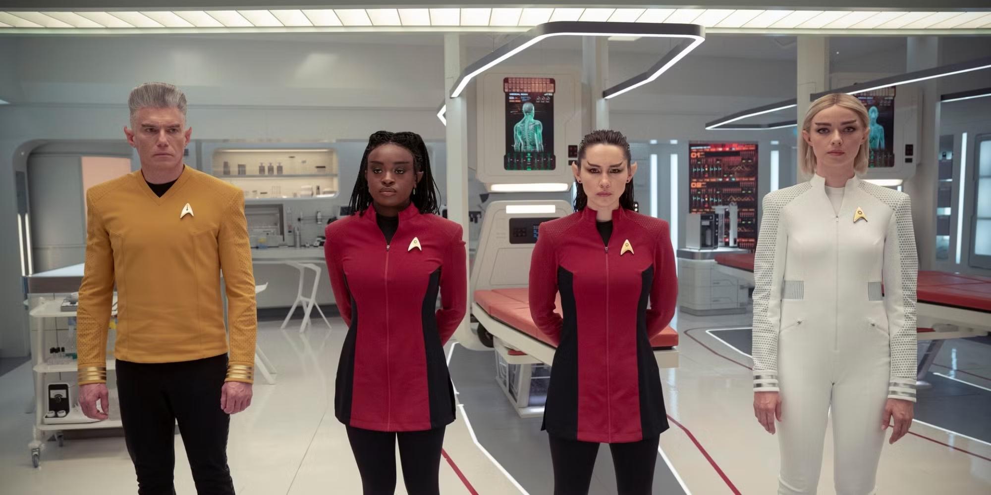 پایک، اوهورا، لاءان، و چاپل در نقش وولکان ها در درمانگاه در Star Trek Strange New Worlds مشکلات فصل سوم در قسمت Four and a half Vulcans