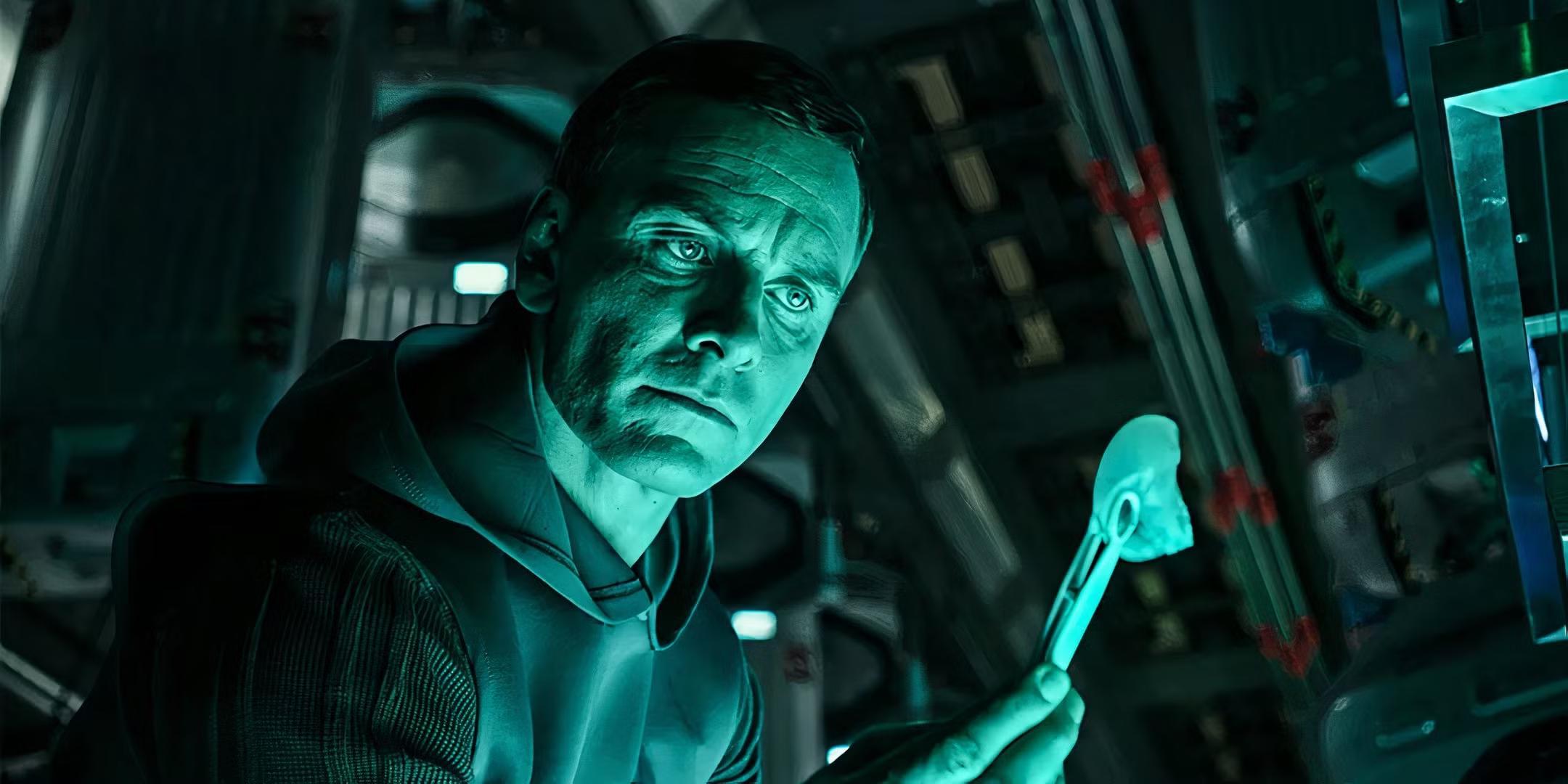 اندروید دیوید (مایکل فاسبندر) در حال جمع آوری نمونه ها در Prometheus با حقایق جدید Xenomorphs