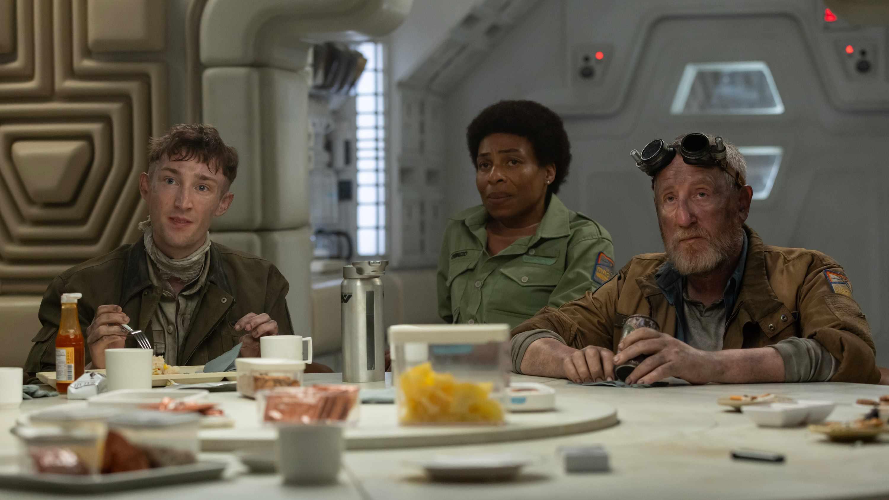 Jamie Bisping در نقش Malachite، Karen Aldridge در نقش Chibuzo و Michael Smiley در نقش Shmuel در قسمت 5 سریال Alien: Earth ایستراگ.