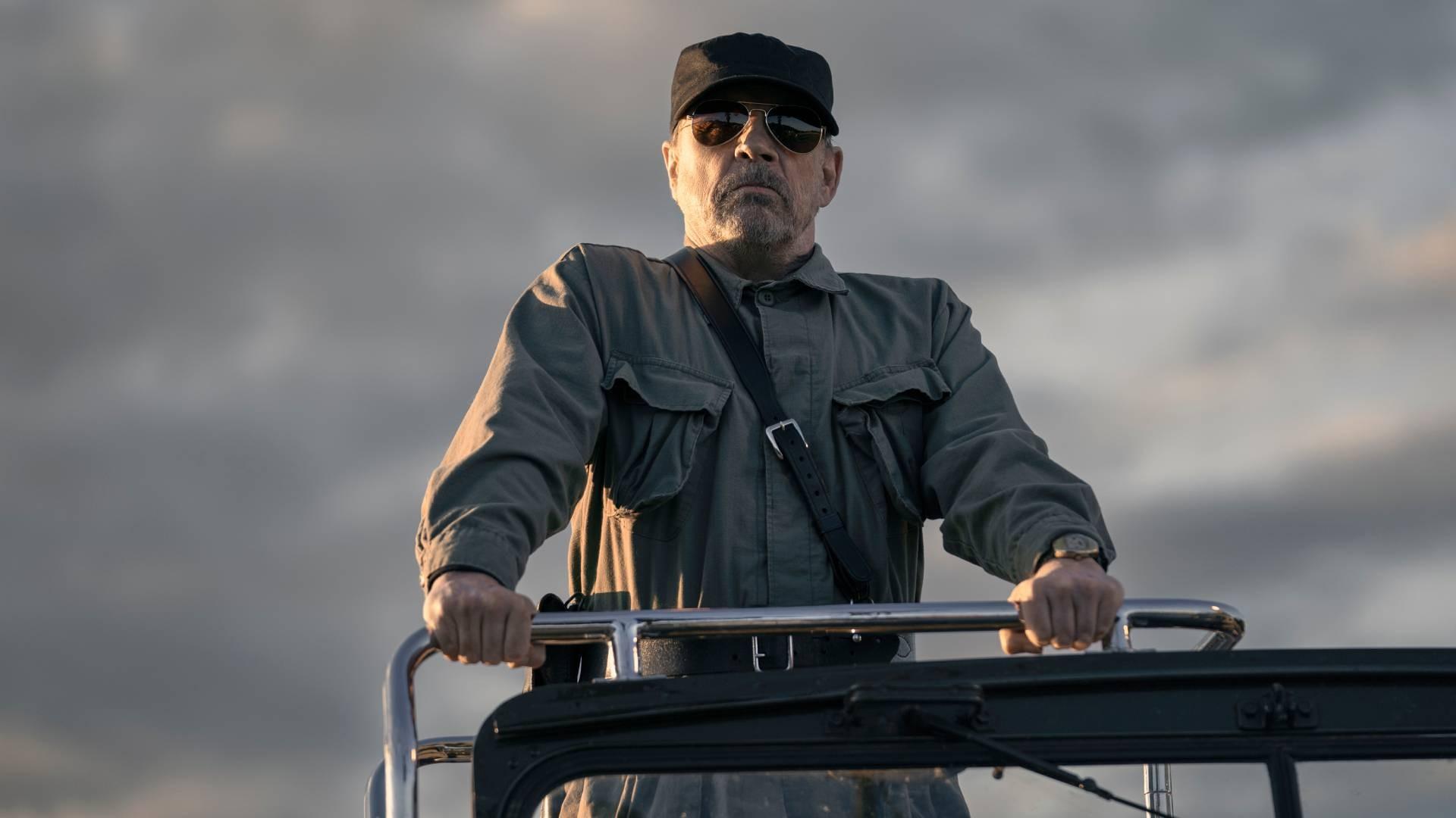 Mark Hamill as the Major in The Long Walk - توضیح پایان فیلم لانگ واک