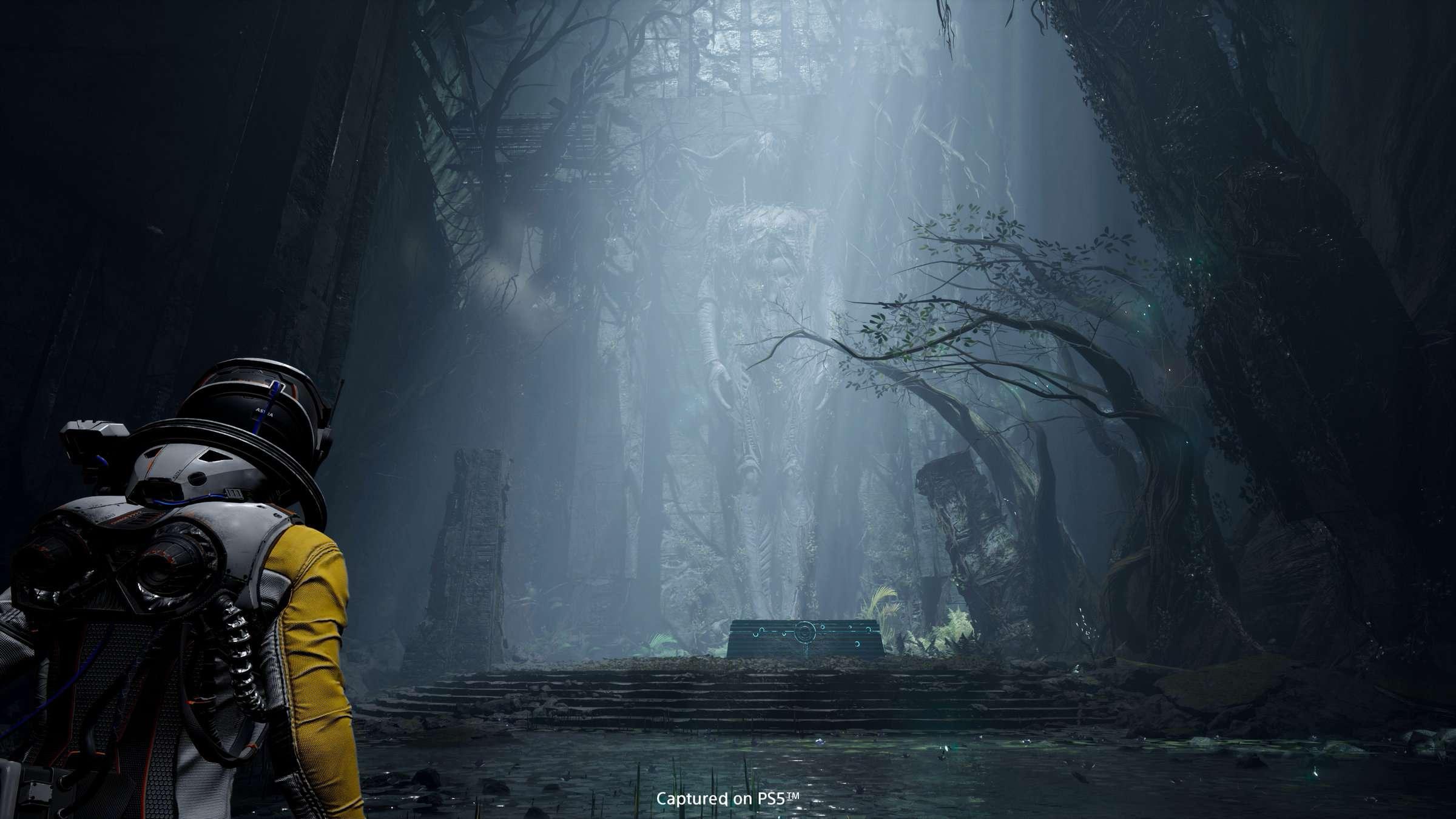 بهترین بازی های ترسناک - Returnal screenshot of the player character apporaching a ste of stone steps leading up to a glowing pedestal in a dark wood