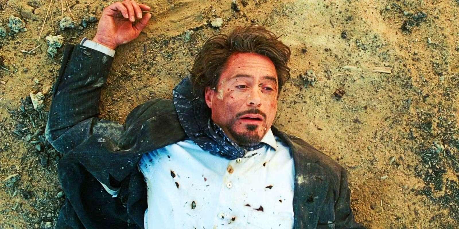 رابرت داونی جونیور در نقش تونی استارک در حالی که روی زمین در Iron Man 2008 با ترکش پوشیده شده است؛ شاهکار از همان ابتدا