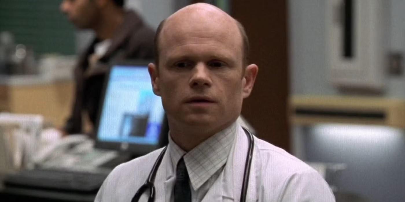 مرگ ضعیف دکتر رومانو ER: رابرت رومانو (پل مک کرین) متعجب در بیمارستان در ER