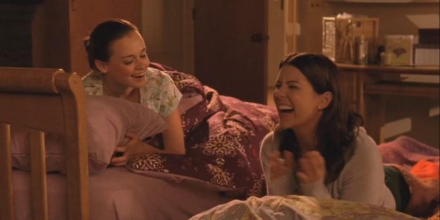 روری (الکسیس بلدل) و لورلایی (لورن گراهام) در حال خندیدن در ییل در Gilmore Girls، برترین نقش آفرینی Lorelai Gilmore
