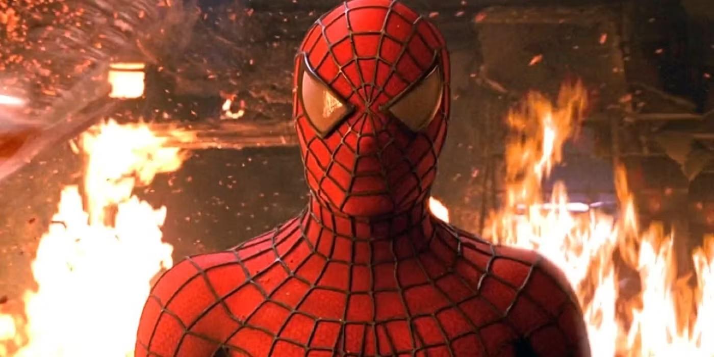 توبی مگوایر در نقش Spider-Man احاطه شده با آتش در صحنه ساختمان در حال سوختن از فیلم Spider-Man (2002)، فیلم های ابرقهرمانی که باید دید