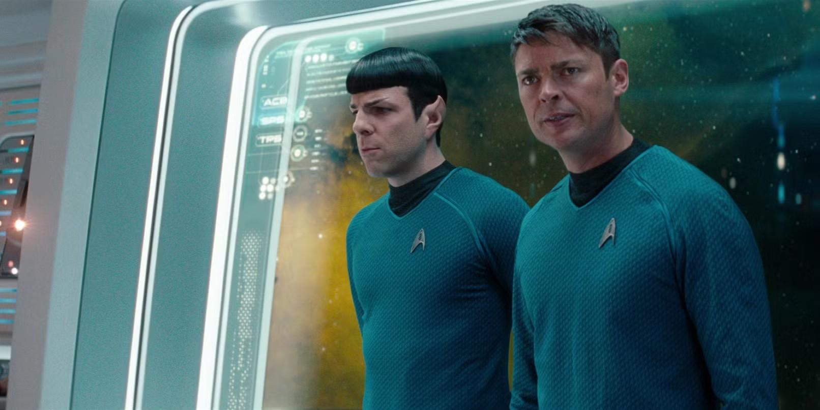 وضعیت استار ترک 4: Star Trek Into Darkness. USS Enterprise. Karl Urban در نقش دکتر Leonard Bones McCoy و Zachary Quinto در نقش Spock.
