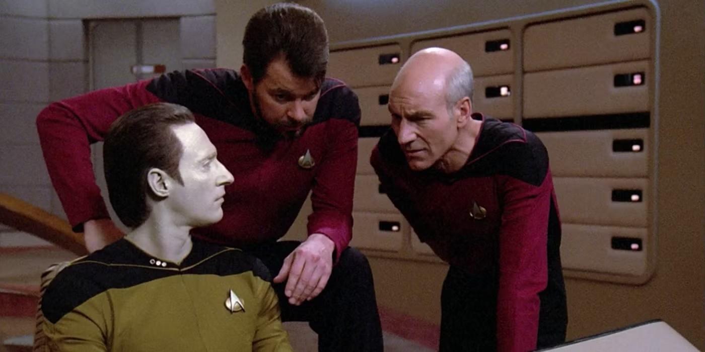 دیتا در حال صحبت با پیکارد و رایکر در Star Trek TNG، از بهترین سریال های پرکشش علمی تخیلی