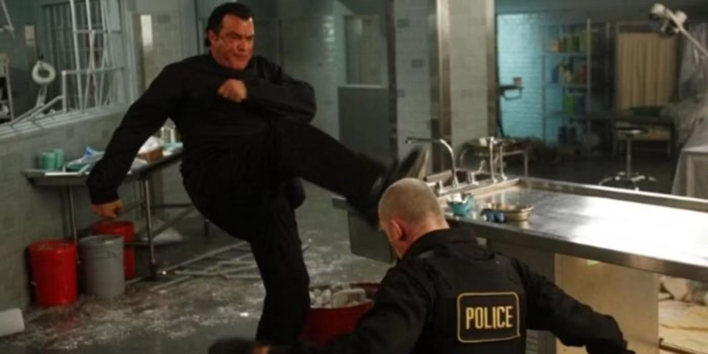 Steven Seagal در حال لگد زدن به سر یک افسر پلیس جعلی در Driven to Kill، از Steven Seagal خشن ترین صحنه ها.