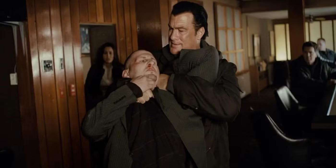 شان Steven Seagal در A Dangerous Man در حال کتک زدن یک اراذل، یکی از Steven Seagal خشن ترین صحنه ها