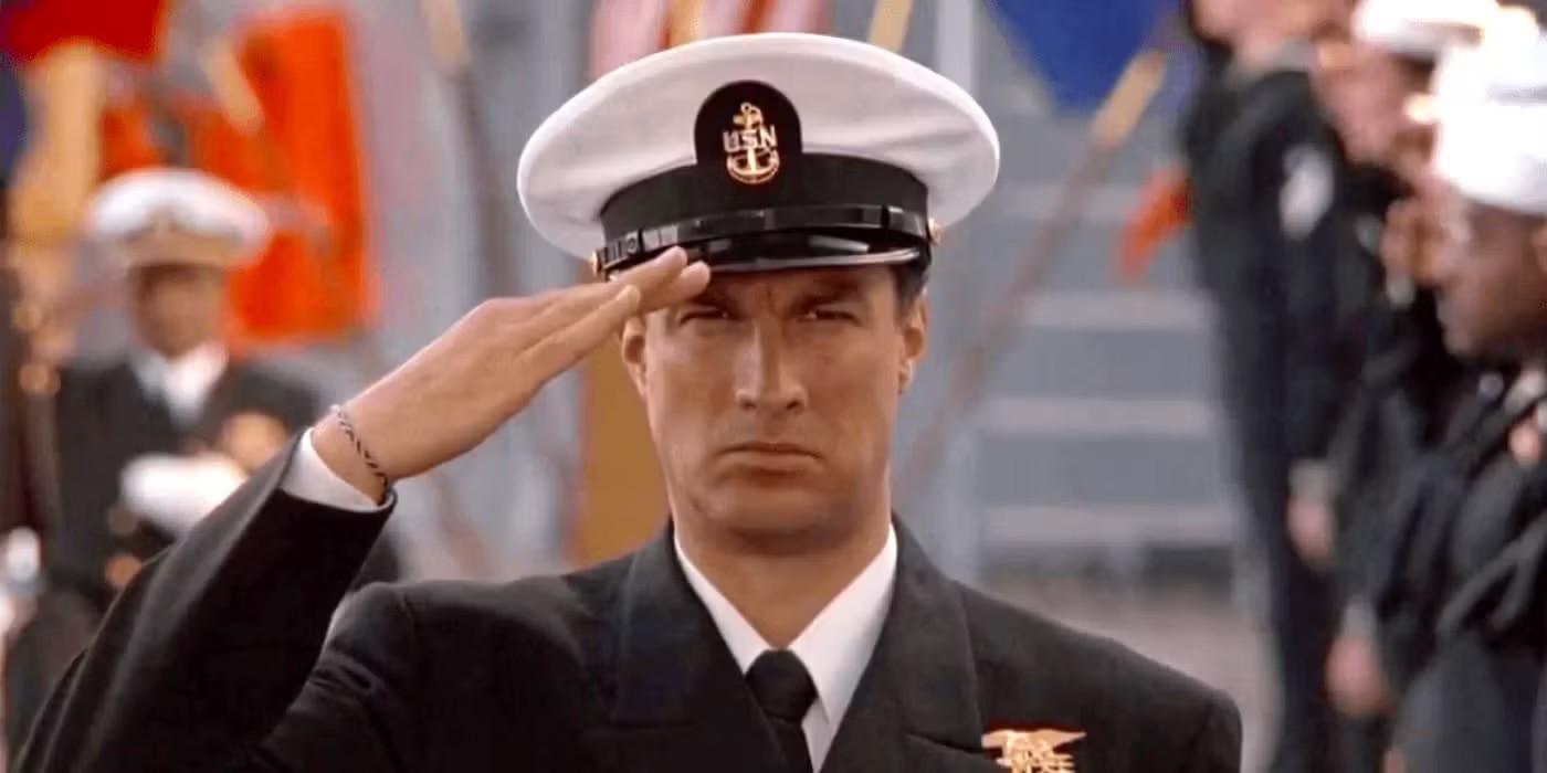 Steven Seagal در حال ادای احترام در Under Siege.