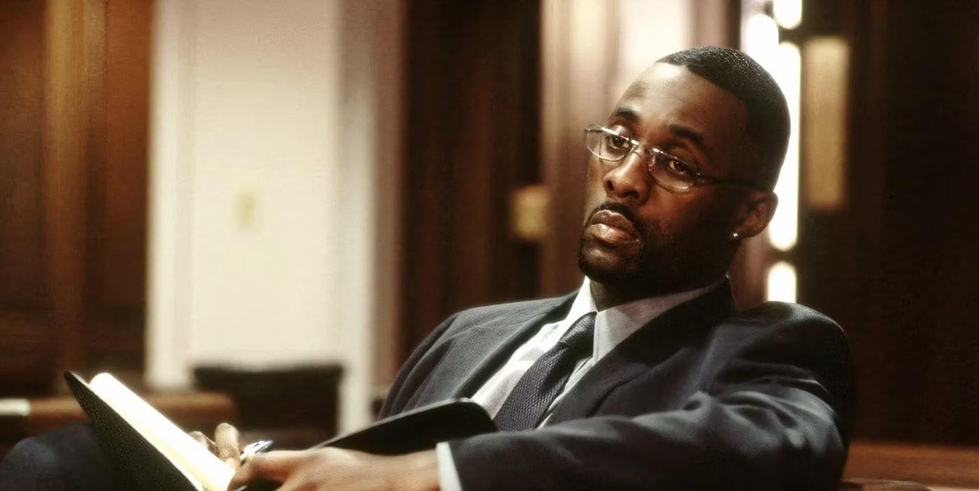 استرینگر بل با کت و شلوار در سریال The Wire، از سریال های دیدنی HBO Max
