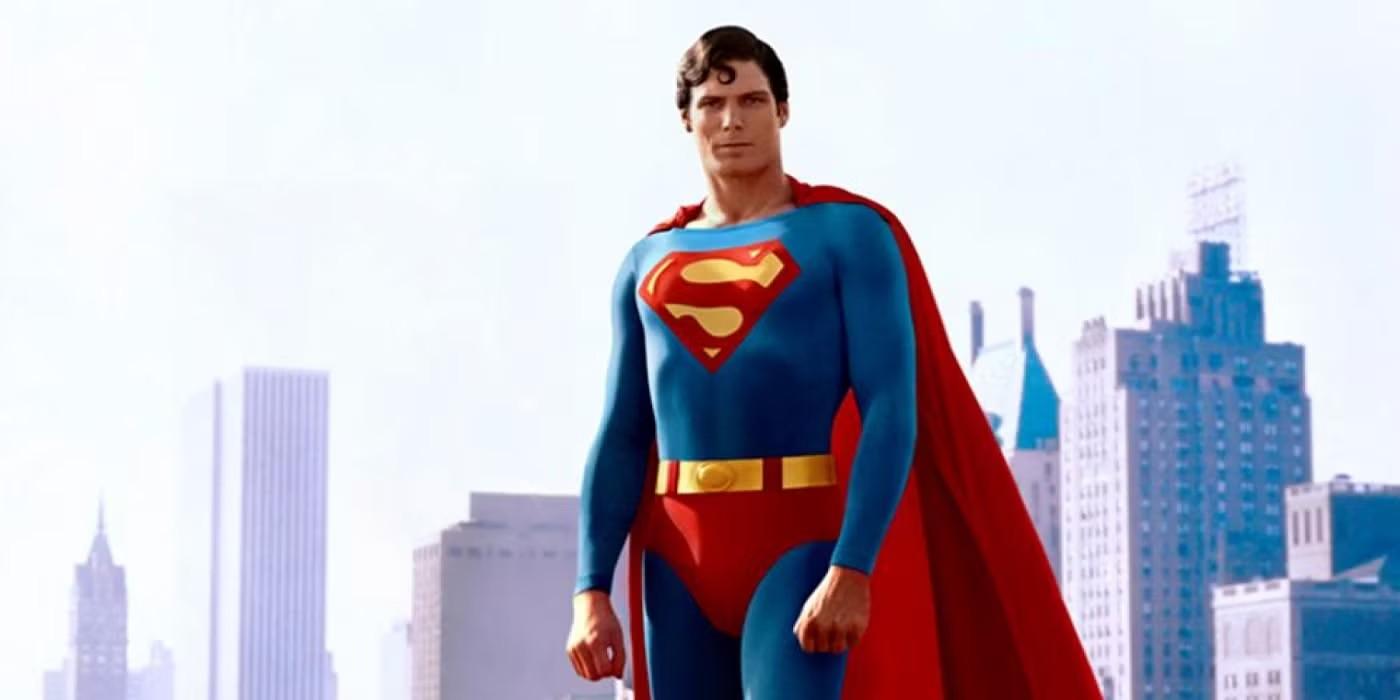 سوپرمن ایستاده بر روی پشت بام در Superman: The Movie، فیلم های ابرقهرمانی که باید دید