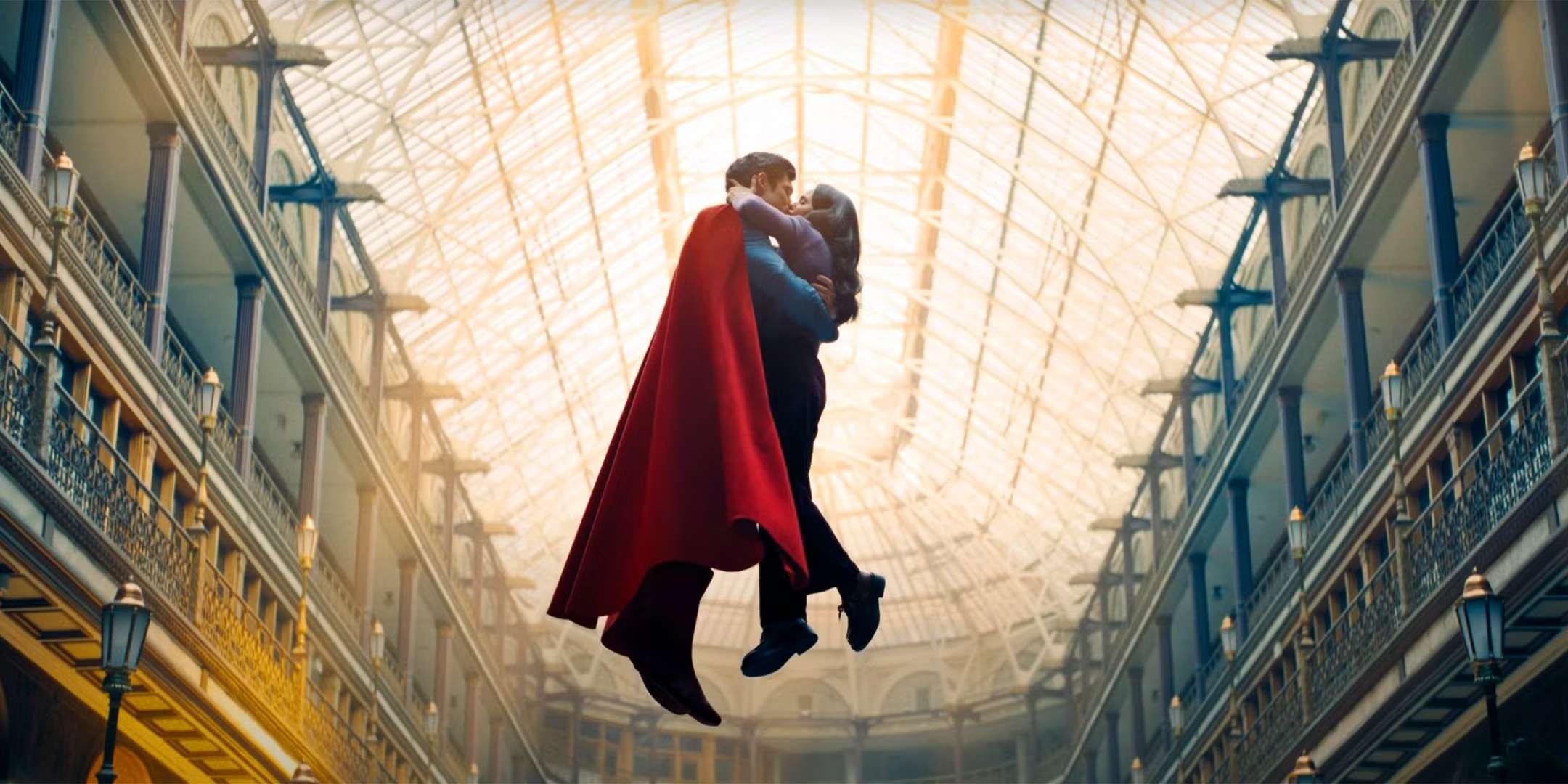 سوپرمن و لوئیز در حال بوسیدن در فیلم Superman ساخته جیمز گان، Superman موسیقی متن