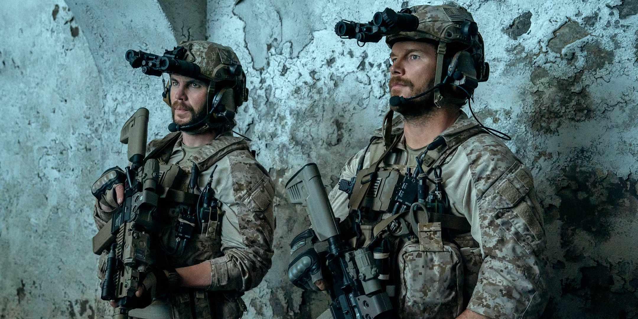 بن با بازی تیلور کیچ و ریس با بازی کریس پرت در یونیفرم نظامی و با تفنگ در The Terminal List: Dark Wolf با چهره ای بی حس و حال. The Terminal List: Dark Wolf ارزش دیدن