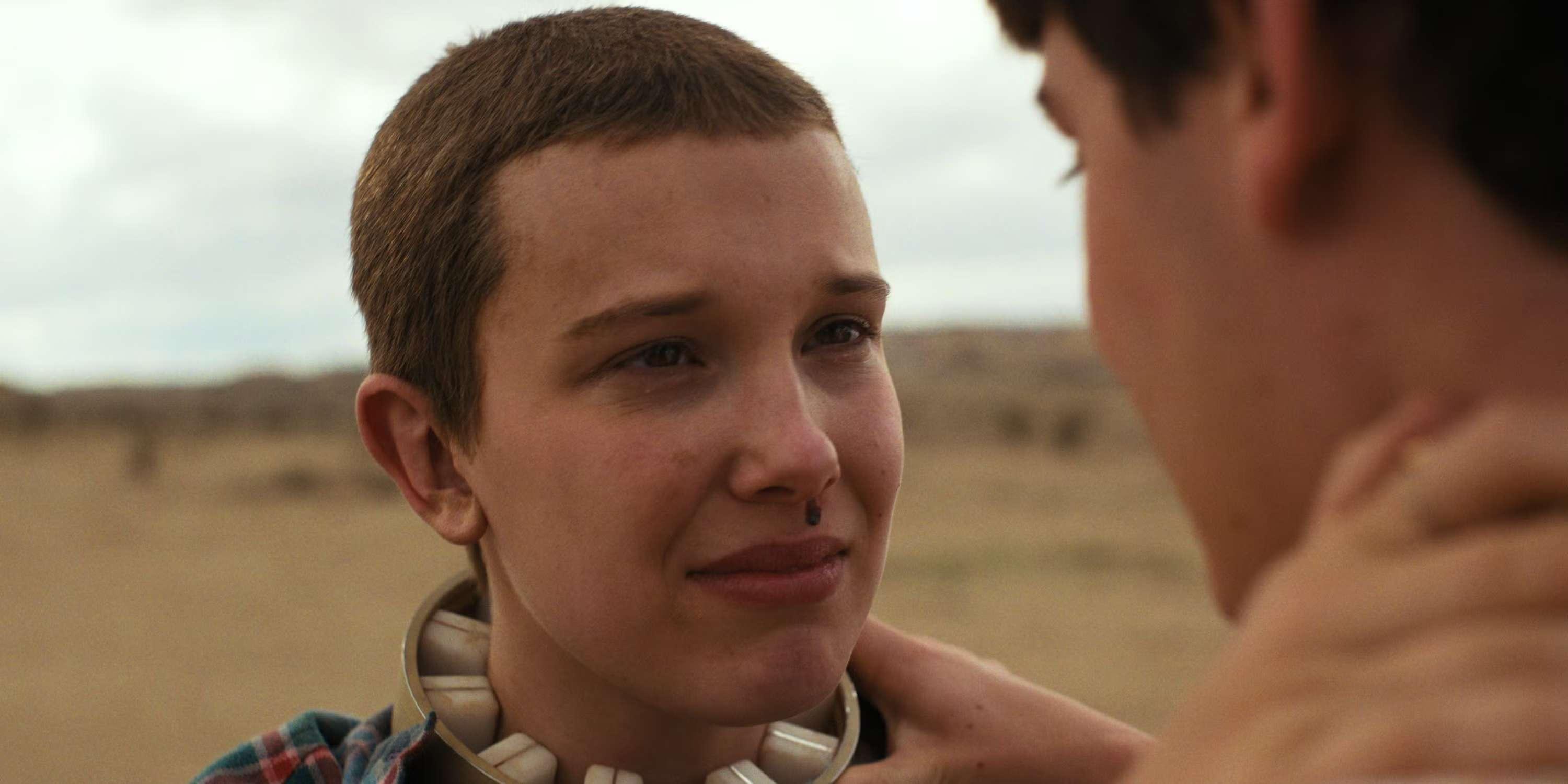 Eleven (Millie Bobby Brown), looking gratefully at Will Byers (Noah Schnapp) in Stranger Things season 4, "Chapter Eight: Papa" - دفاع دافرها از تاخیر سریال ها