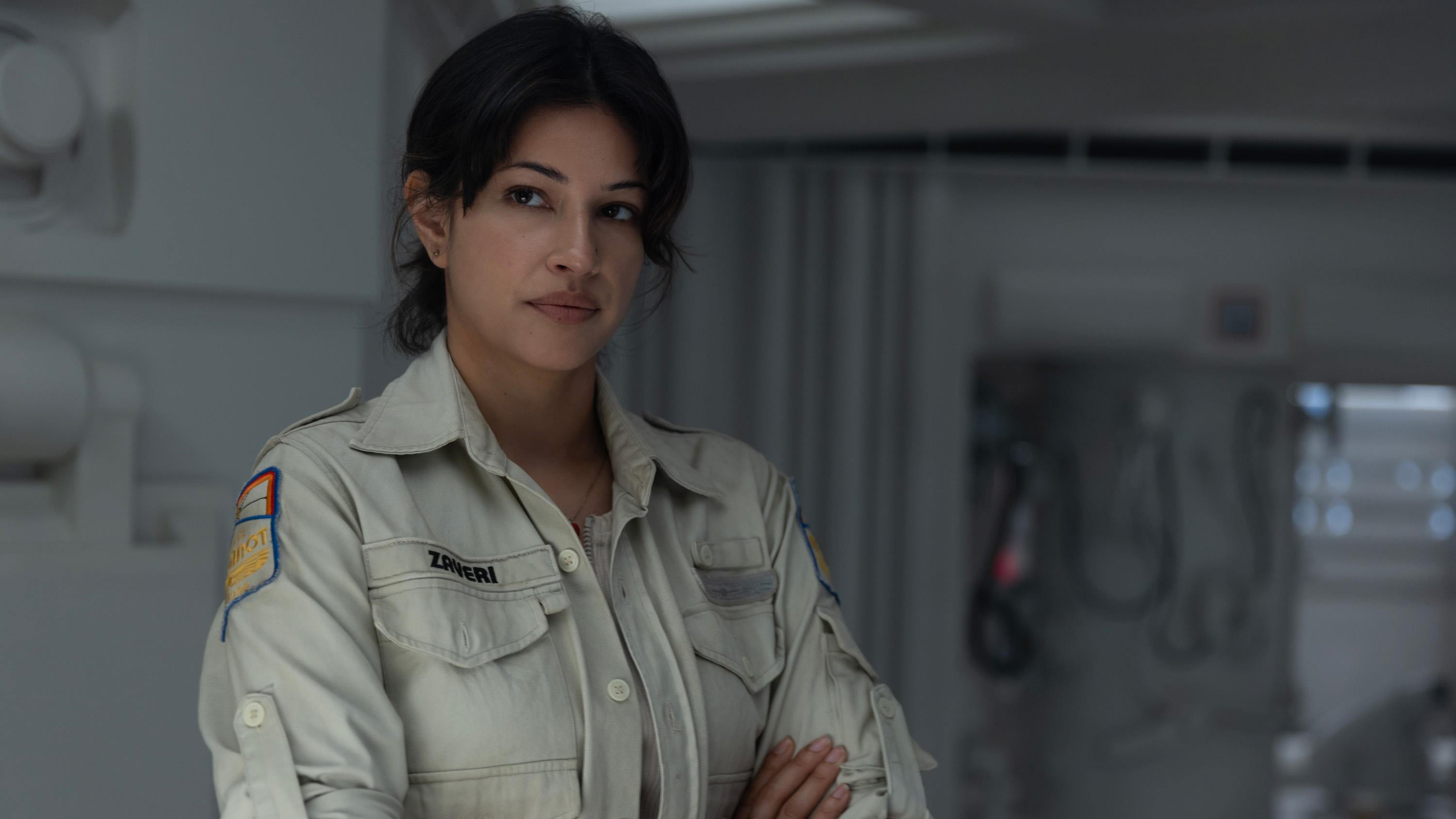 Richa Moorjani در نقش Zoya Zaveri در قسمت 5 سریال Alien: Earth ایستراگ.