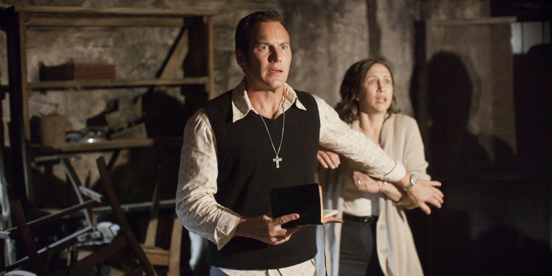 Ed and Lorraine cower in fear while looking offscreen in The Conjuring. بررسی باکس آفیس Sinners و The Conjuring
