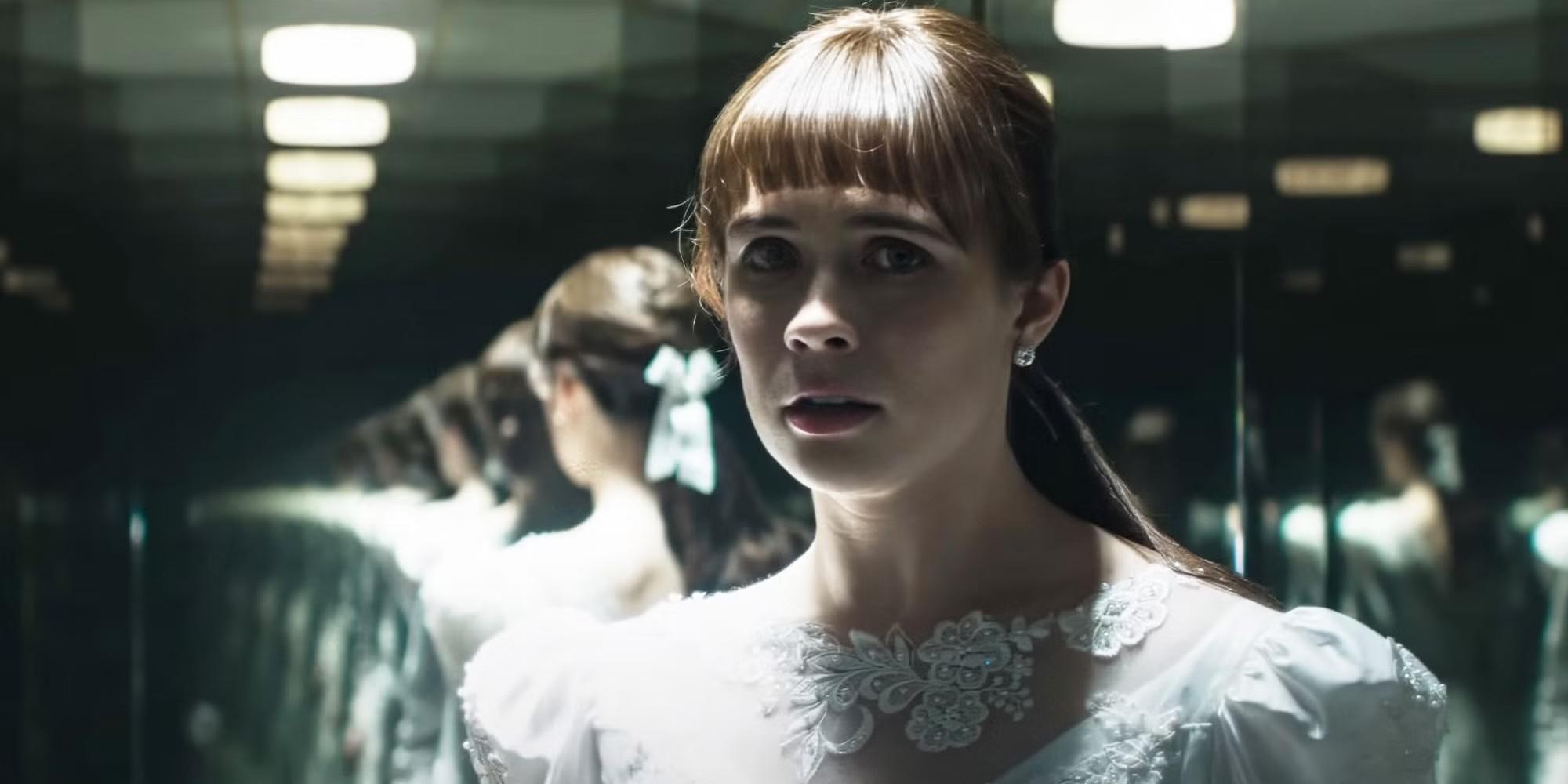 جودی وارن در مقابل آینه ای در فیلم The Conjuring: Last Rites پایان می توانست ایستاده است.