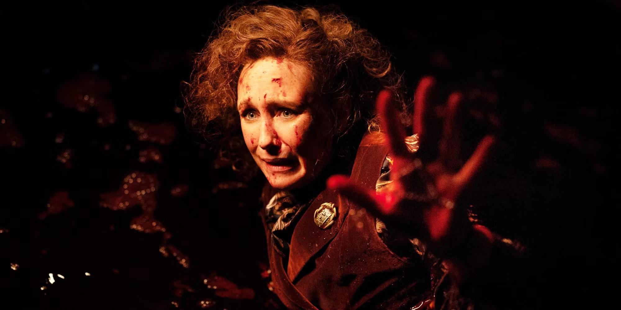 لورین وارن در استخری از خون در فیلم The Conjuring: Last Rites، نمادی از موفقیت گیشه Conjuring: Last Rites.