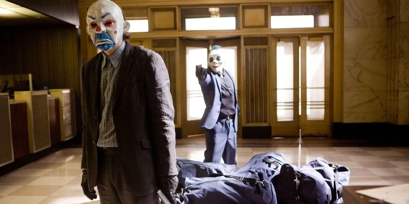 یک دلقک نقاب دار در صحنه آغازین سرقت بانک در The Dark Knight (2008) یک دلقک نقاب دار دیگر را زیر اسلحه گرفته است؛ شاهکار از همان ابتدا