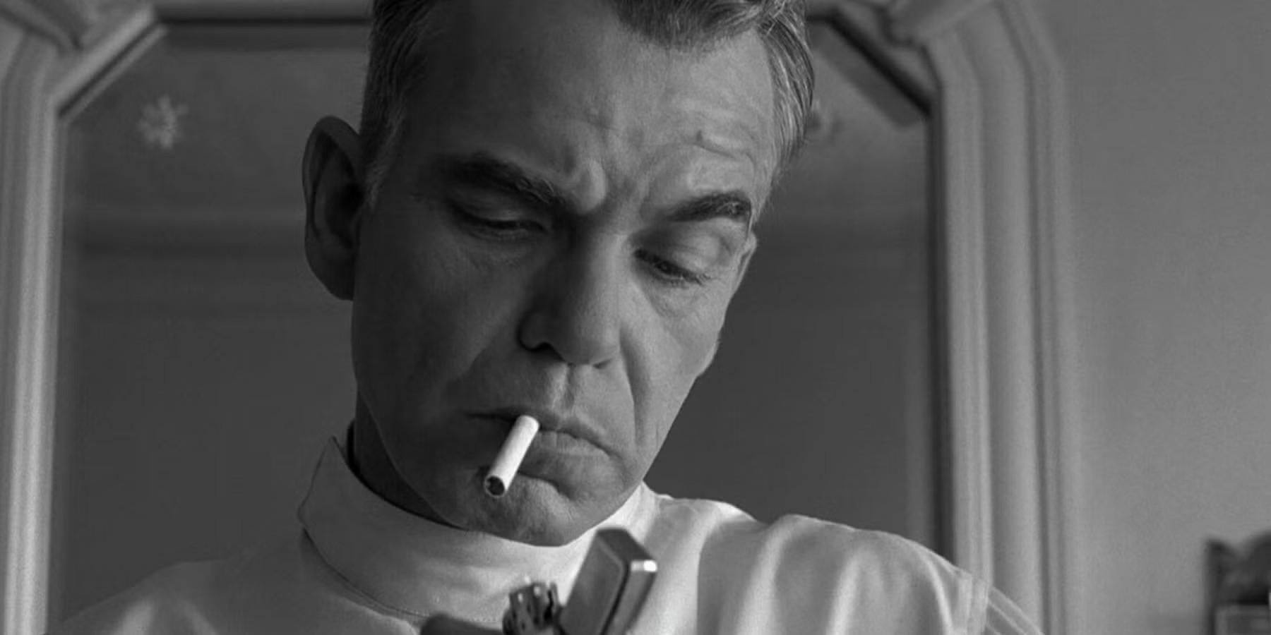 بیلی باب تورنتون در حال سیگار کشیدن در The Man Who Wasn't There، از بهترین فیلم های Billy Bob Thornton