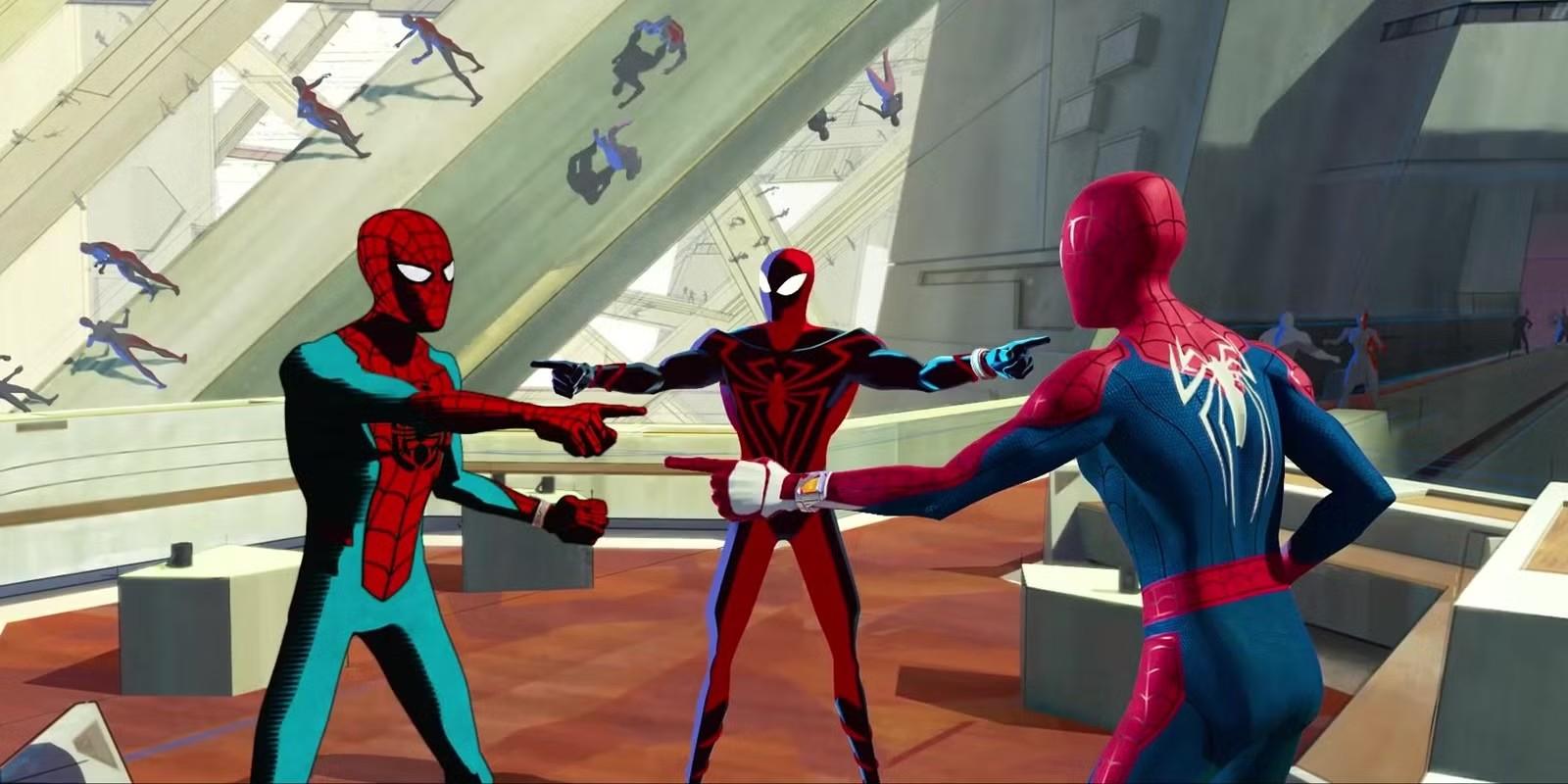 سه شخصیت Spider-Man در حال اشاره به یکدیگر در Spider-Man Across the Spider-Verse، نشانه ای از چگونگی Spider-Man در DC Universe رسمی شد