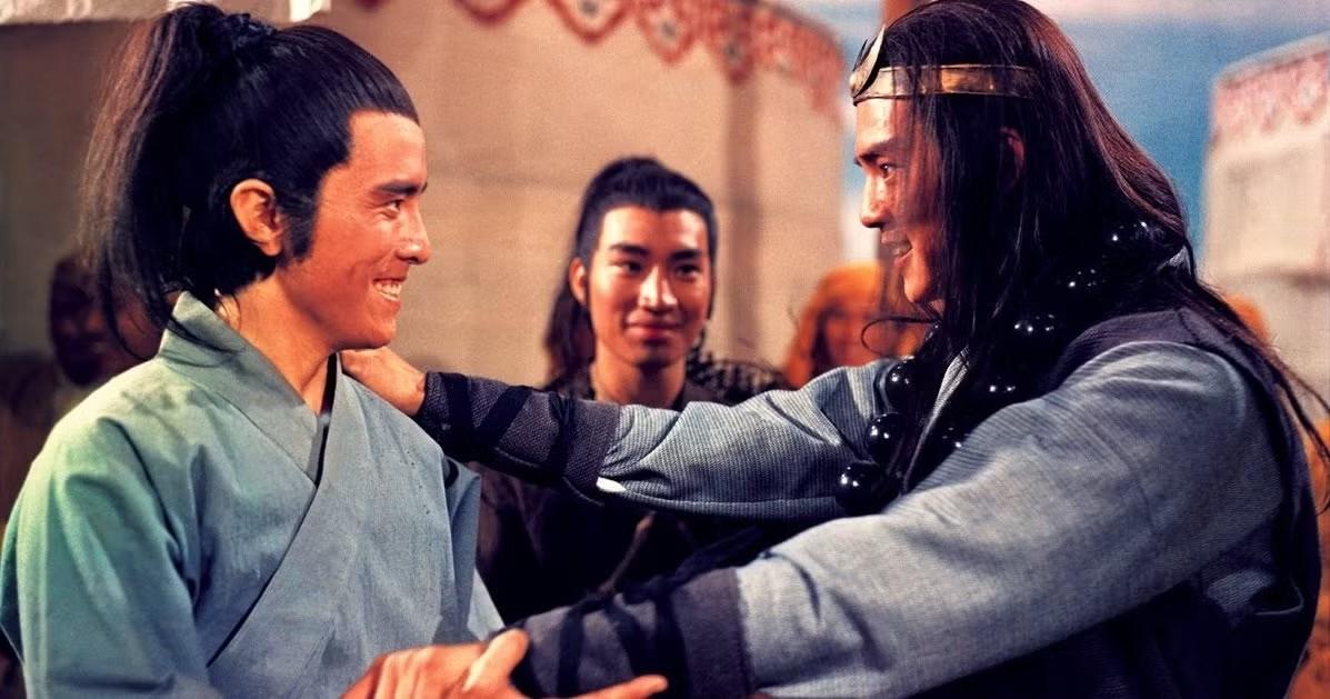 Ti Lung and David Chiang have a friendly embrace in All Men Are Brothers - بهترین سه گانه فیلم رزمی