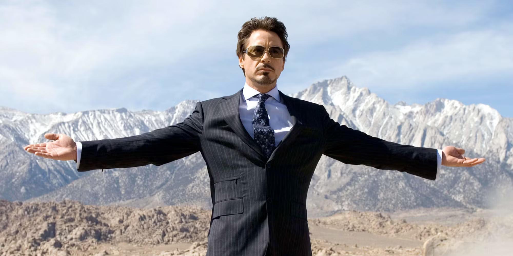 تونی استارک با دستان باز در صحنه آغازین Iron Man (2008)، فیلم های ابرقهرمانی که باید دید