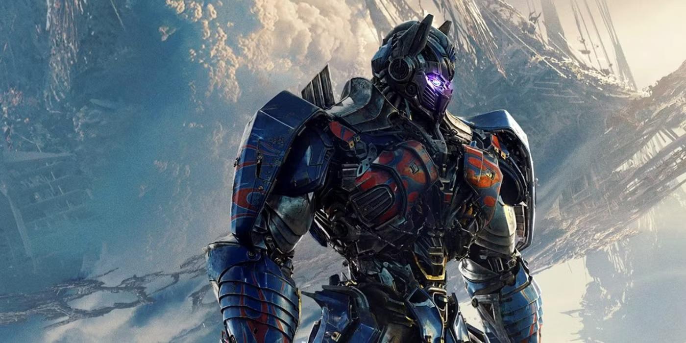نکات مثبت دنباله های Transformers: Optimus Prime که رو به راست ایستاده و چشمانش در Transformers: The Last Knight می درخشد