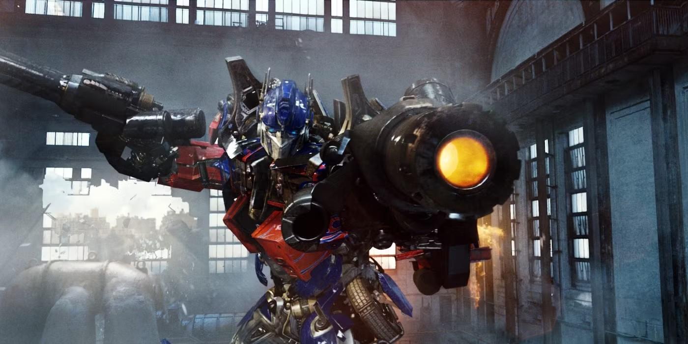 نکات مثبت دنباله های Transformers: Optimus Prime در حال هدف گیری با توپ خود در Transformers: Revenge of the Fallen