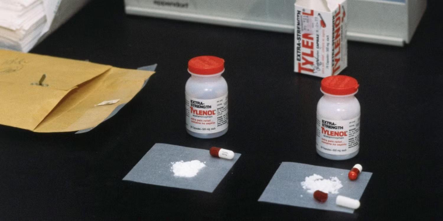 کپسول های تای لنول آلوده به سیانید، همانطور که در مستند Cold Case: The Tylenol Murders، یکی از بهترین مستندهای Netflix نشان داده شده است.