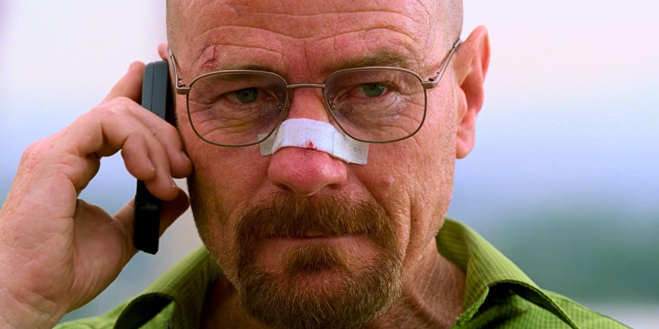 برایان کرانستون در نقش والتر وایت در حال مکالمه تلفنی در Breaking Bad، از بهترین سریال های پرکشش تاریخ