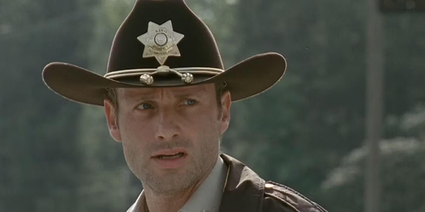 بازی Andrew Lincoln در The Walking Dead: ریک گرایمز با کلاه معروفش در فصل اول